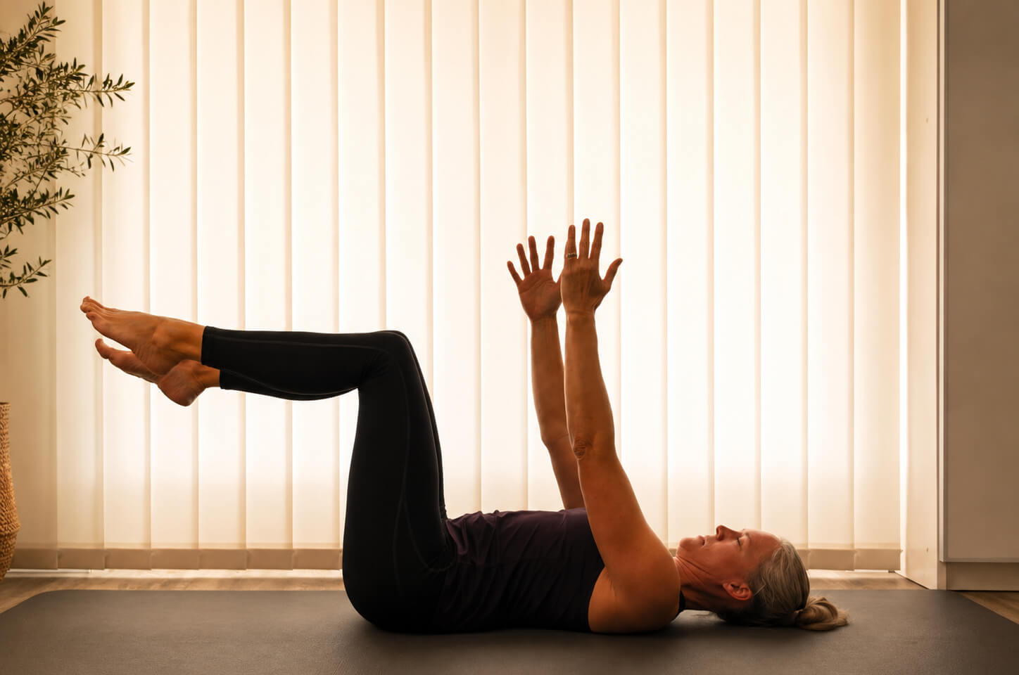 Pilates-Training mit Fokus auf die Körpermitte