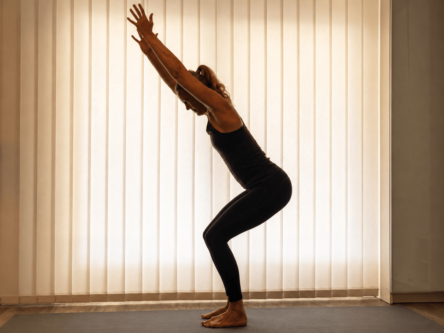 Yoga-Übung in einer kleinen Gruppe